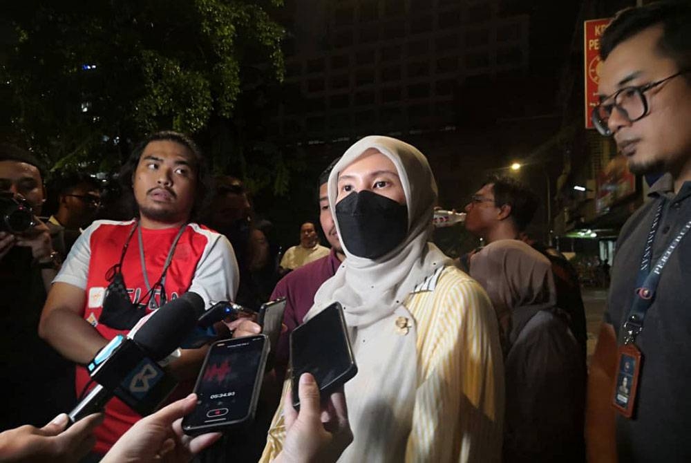 Nurul Izzah bercakap kepada pemberita selepas menyantuni golongan B40 di sekitar Lorong Haji Taib pada Rabu.