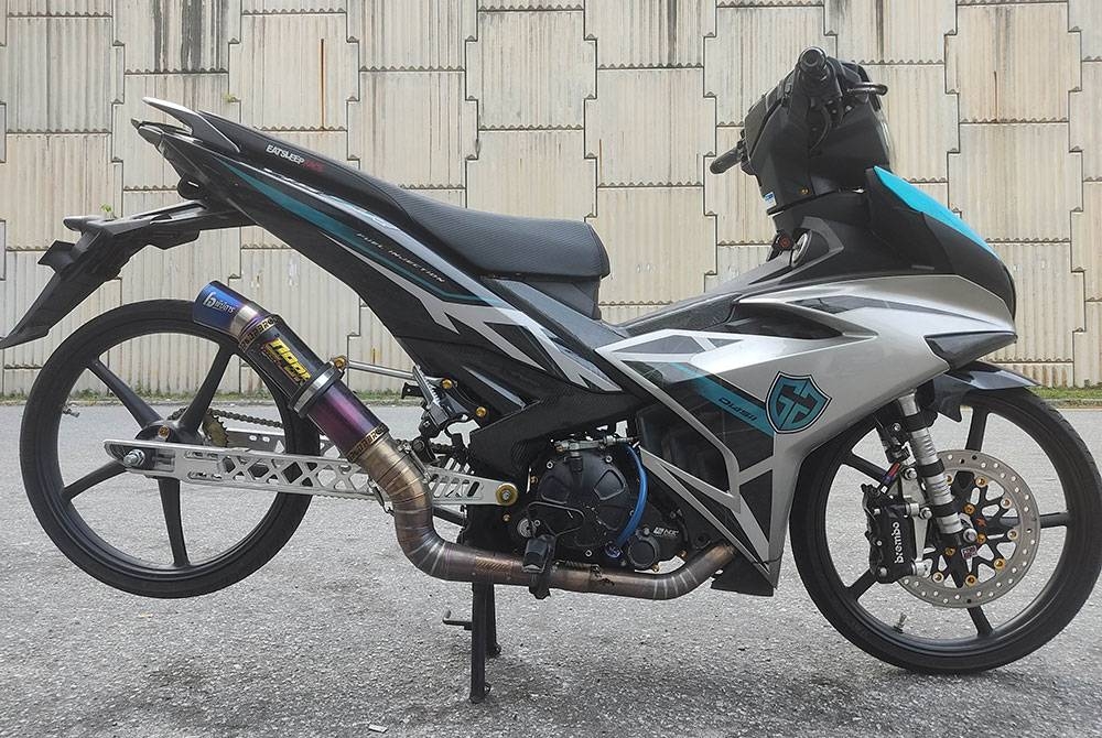 Motosikal yang diubahsuai dengan kos ribuan ringgit tanpa mengunakan brek belakang selain penggunaan tayar sotong dan ekzos bising.