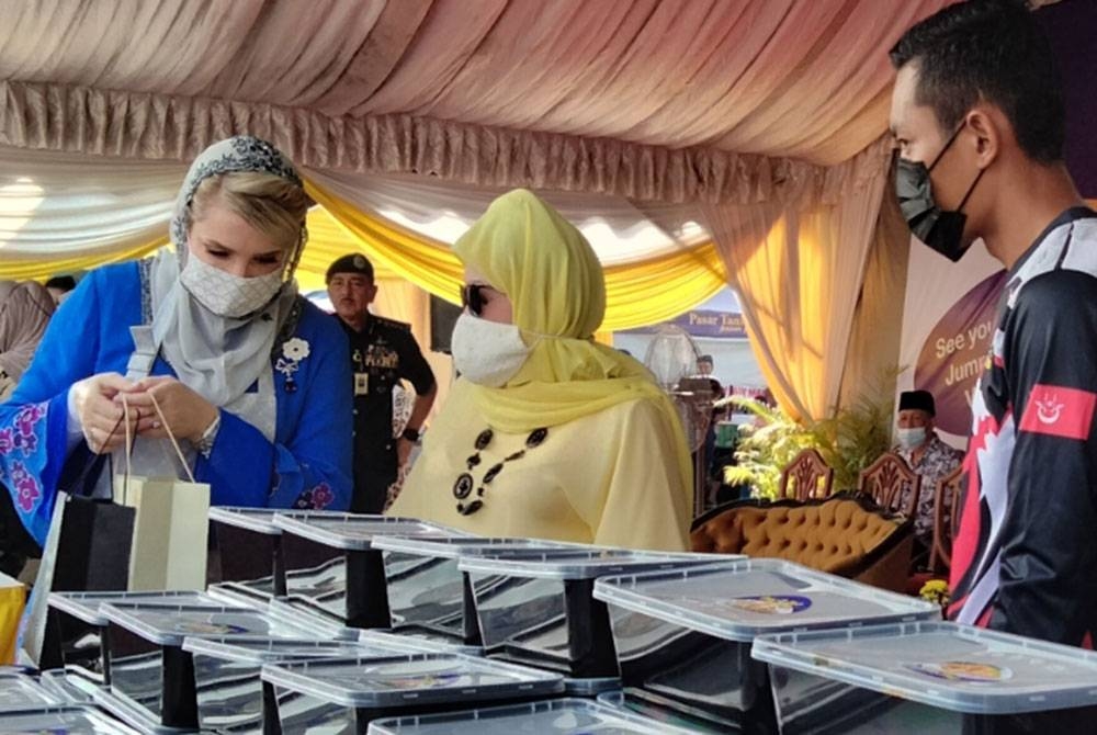 Raja Perempuan Tengku Anis berkenan membeli hasil air tangan Che Puan Sofie Louise sempena Program Beli dan Makan Sambil Menderma.