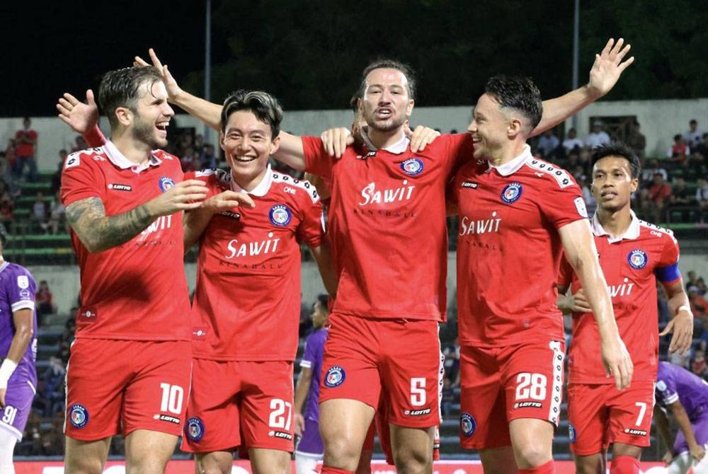 Penyerang Sabah, Daniel Ting (tiga dari kiri) meraih jaringan kedua ketika menentang Kelantan United dalam saingan Liga Super di Stadium Likas malam ini.