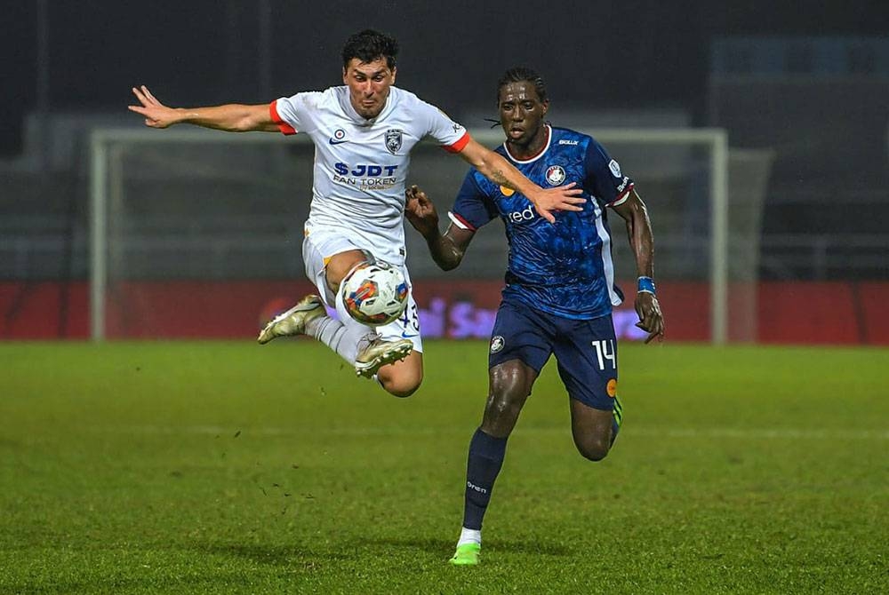 Forestieri (kiri) tenang melepasi halangan pemain PDRM, Jacque Faye pada perlawanan Liga Super di Petaling Jaya pada Rabu. - Foto Bernama