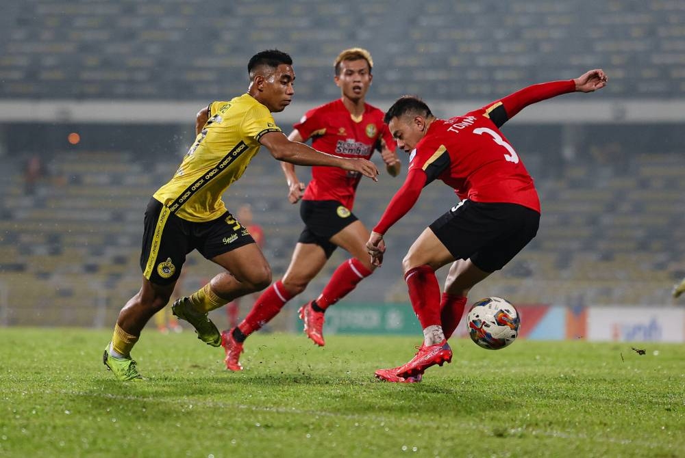 Pemain Perak FC, Shafizi Iqmal (kiri) mengawal bola ketika bertemu Pasukan Negeri Sembilan FC dalam saingan Liga Super Malaysia 2023 di Stadium Perak. - Foto Bernama