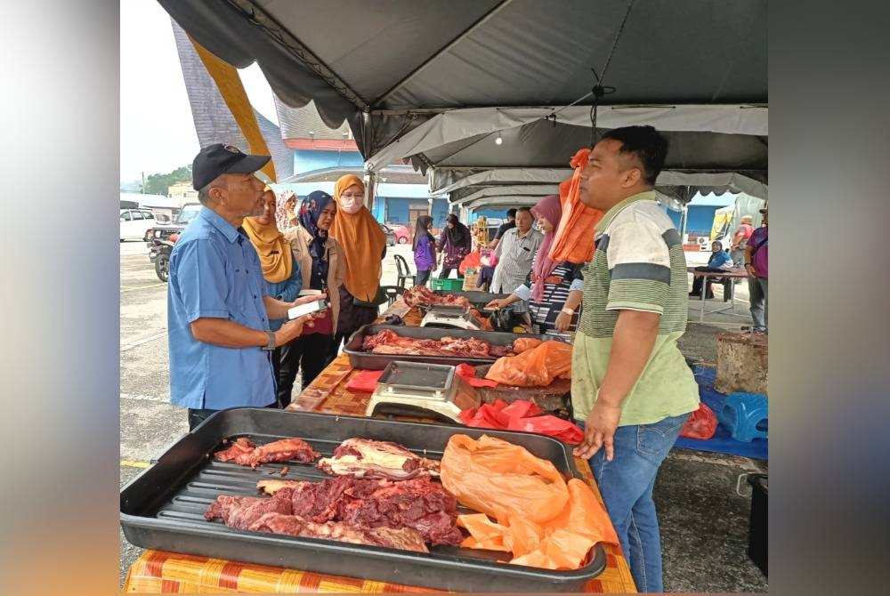 Bakri (kiri) ketika meninjau sekitar lokasi Program Mantai Aidilfitri dan Jualan Ladang Negeri Sembilan Prihatin di Dewan D'Sury Kuala Klawang pada Khamis.