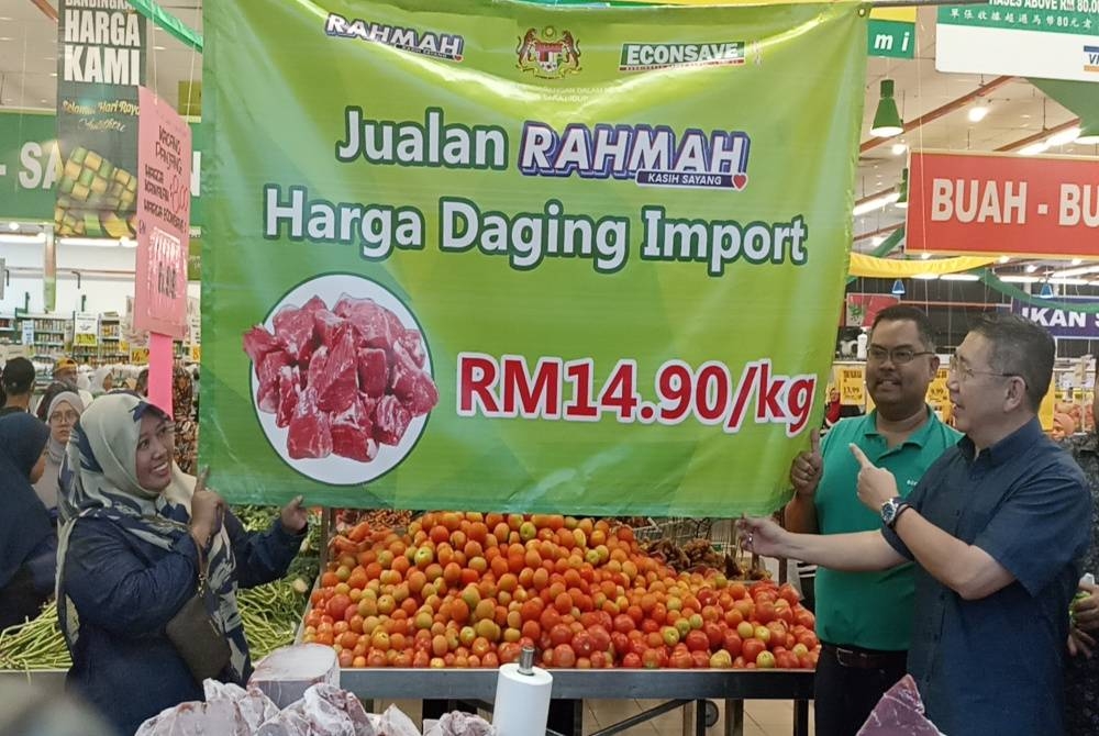 Salahuddin (kanan) melancarkan melancarkan Jualan Rahmah Daging Import di Pasaraya Econsave Pontian pada Khamis.