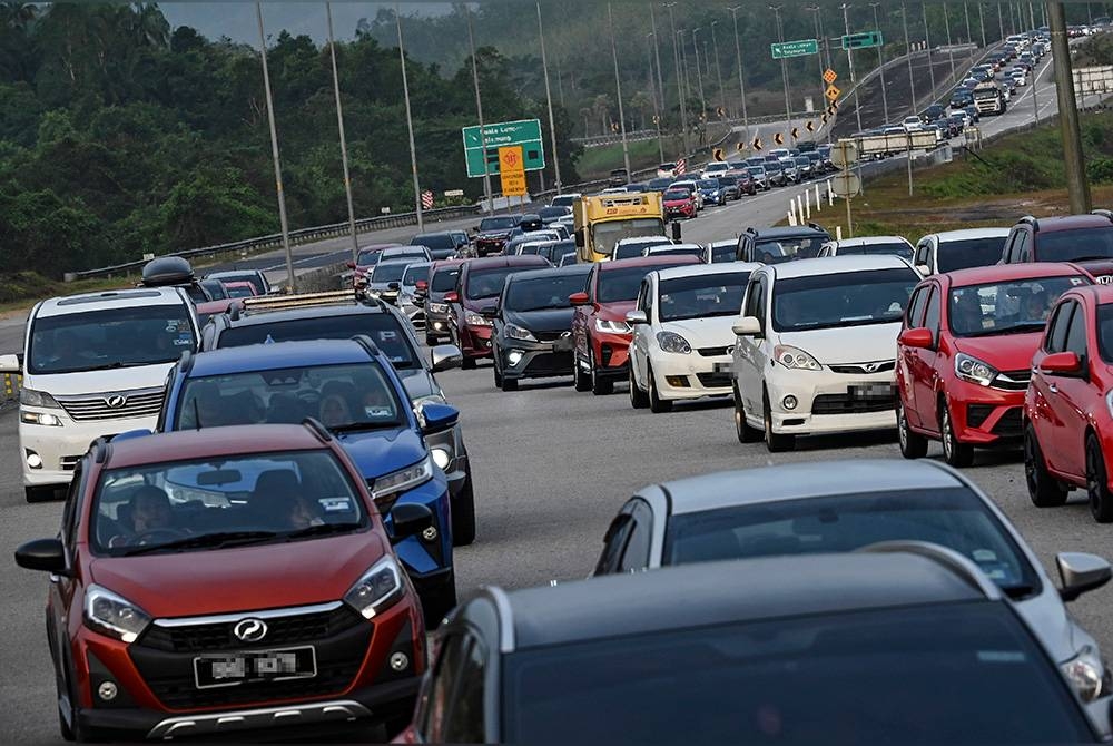 Aliran trafik di Plaza Tol Kuala Terengganu, Lebuhraya Pantai Timur 2 (LPT2) bergerak perlahan susulan orang ramai pulang ke kampung halaman. - Foto Bernama.