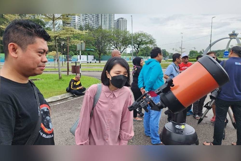 Aktiviti mencerap gerhana matahari separa oleh Kelab Astronomi Johor di Gerbang Mahkota Istana Bukit Serene, Johor Bahru pada Khamis. - Foto Bernama