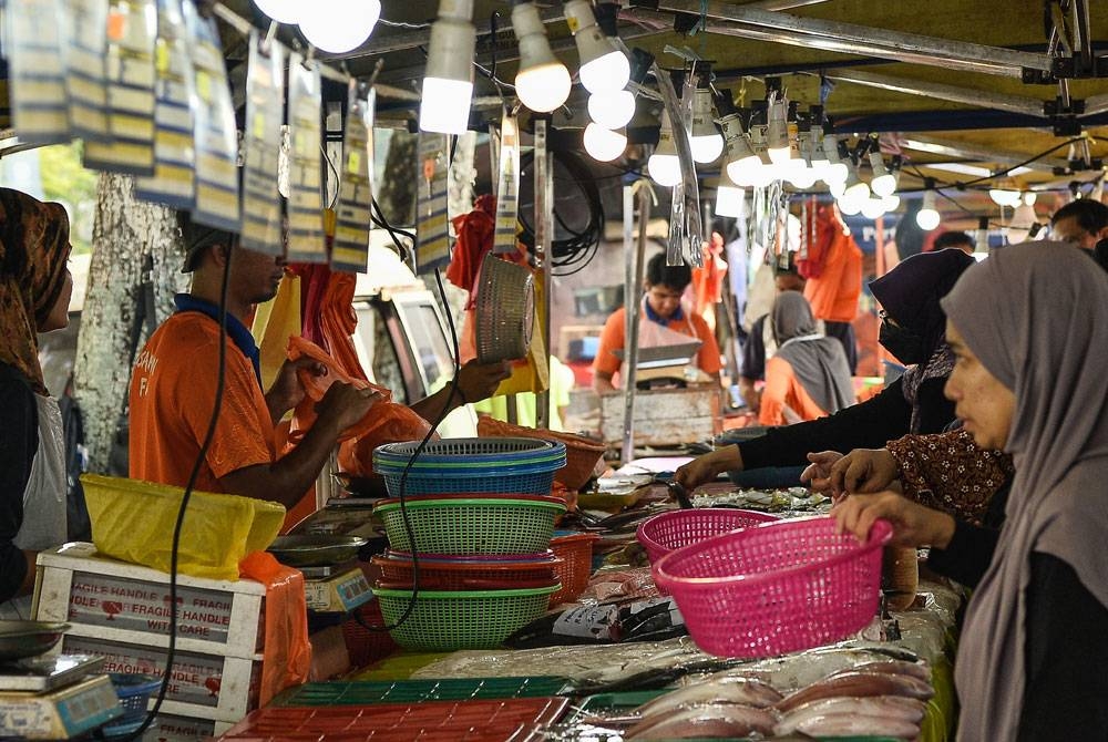 Orang ramai terutama umat Islam membeli bahan mentah seperti ayam, daging, ikan, telur serta pelbagai jenis sayuran untuk persiapan menyambut Aidilfitri ketika tinjauan fotoBernama di sekitar ibu kota hari ini. - Foto Bernama