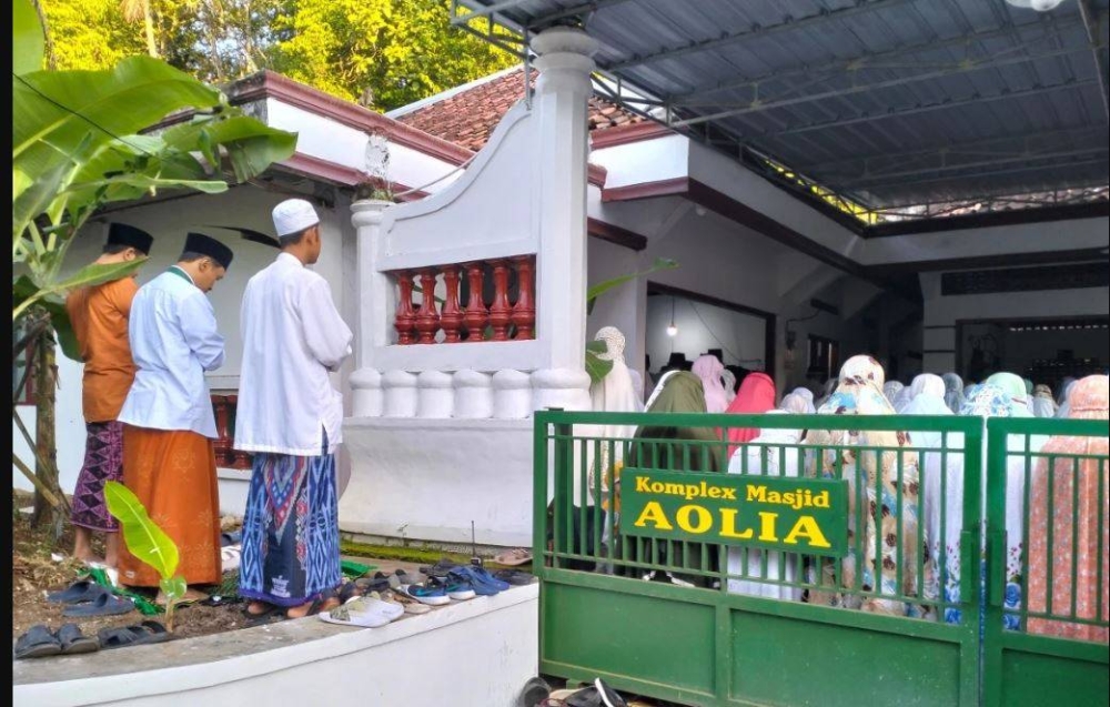 Sebahagian jemaah Aolia menunaikan solat sunat Aidilfitri pagi ini. - FOTO Agensi