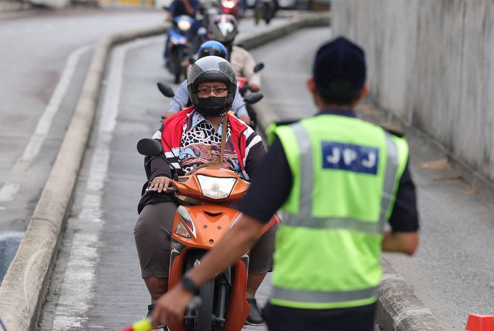 Anggota JP) membuat pemeriksaan ketika Operasi Khas Motosikal sempena Perayaan Hari Raya Aidilfitri di Plaza Tol Duke Sentul Pasar hari ini. - Foto Bernama