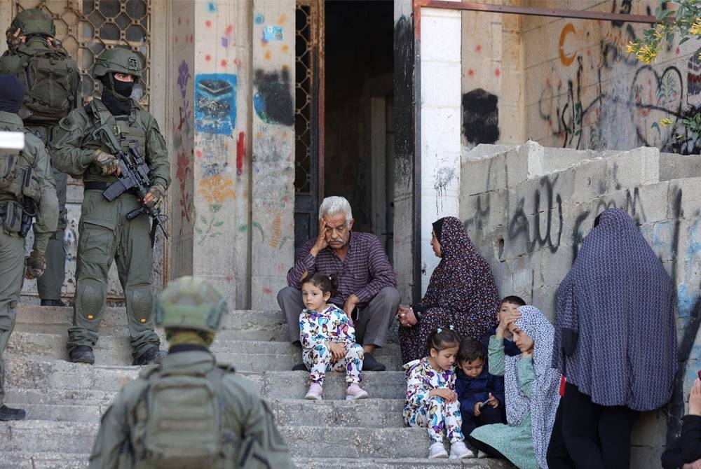 Polis Israel melancarkan pemburuan remaja Palestin yang didakwa melakukan serangan di kejiranan Sheikh Jarrah di Baitulmuqaddis Timur pada 18 April lepas. - Foto EPA