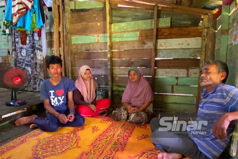 Mohd Azwan (kiri) dan Nur Asyikin (dua dari kiri) menumpang kasih datuk dan nenek yang sudah tua.