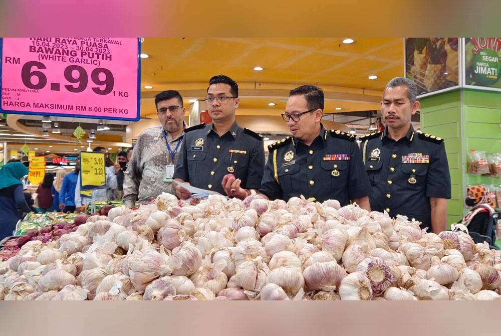 Kamalludin meninjau barangan harga terkawal di bawah SHMMP di sebuah pasar raya di Meru Raya, Ipoh.