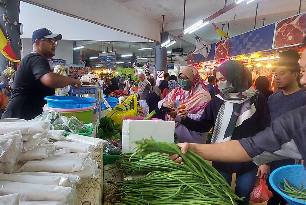 Orang ramai mula berpusu-pusu mendapatkan barangan basah semenjak jam 7 pagi lagi.