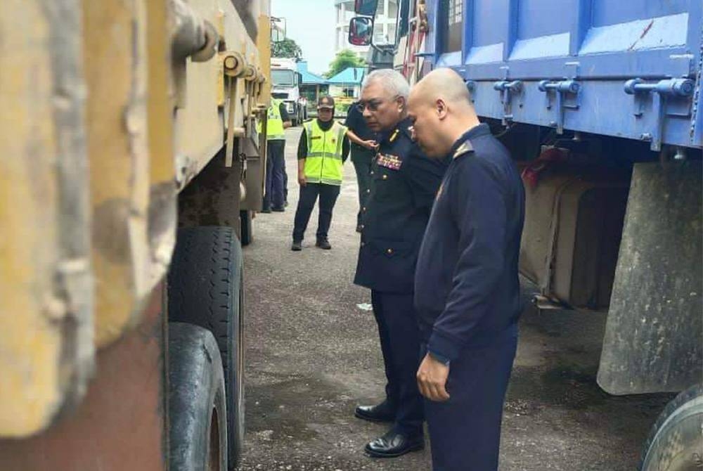 Lokman (tengah) melihat keadaan lori yang ditahan semasa Operasi Khas HRA 2023 di Koridor Banting-Klang pada Khamis. - Foto JPJ Selangor