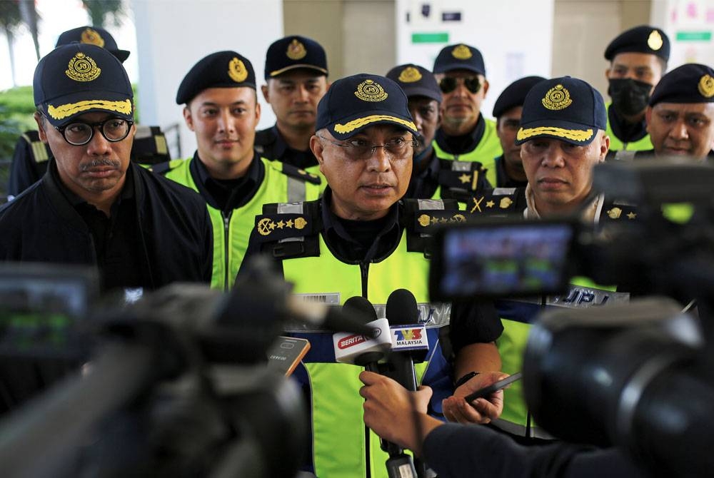 Pengarah Kanan Penguatkuasa JPJ Datuk Lokman Jamaan (tengah) bercakap kepada pemberita di Plaza Tol Ainsdale. - Foto Bernama