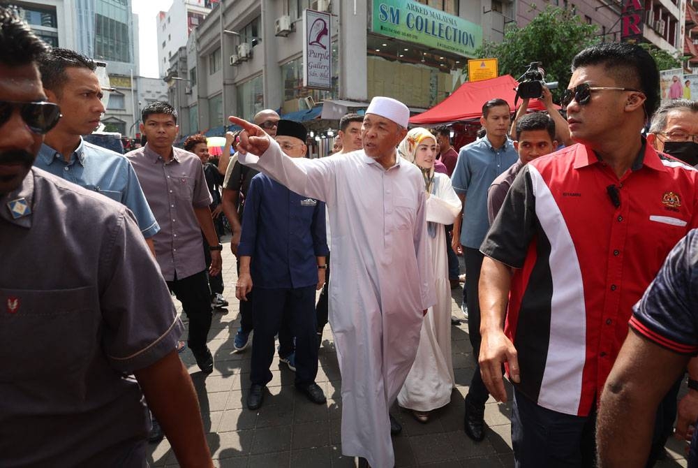 Ahmad Zahid ketika meninjau harga barangan sempena sambutan Hari Raya Aidilfitri di Jalan Tunku Abdul Rahman pada Jumaat. - Foto Bernama