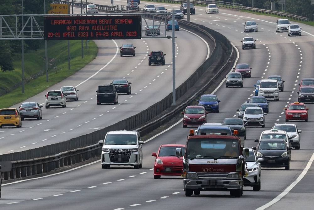 Aliran trafik lancar setakat jam 4 petang Jumaat di Lebuhraya PLUS arah selatan susulan orang ramai sudah mula pulang ke kampung sejak beberapa hari lepas untuk menyambut Aidilfitri. - Foto Bernama