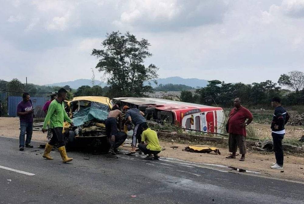 Kemalangan melibatkan sebuah Perodua Myvi dengan bas ekspres di Kilometer 21, Jalan Kuala Terengganu-Kota Bharu pada Jumaat. - Foto Facebook Joekim Mako