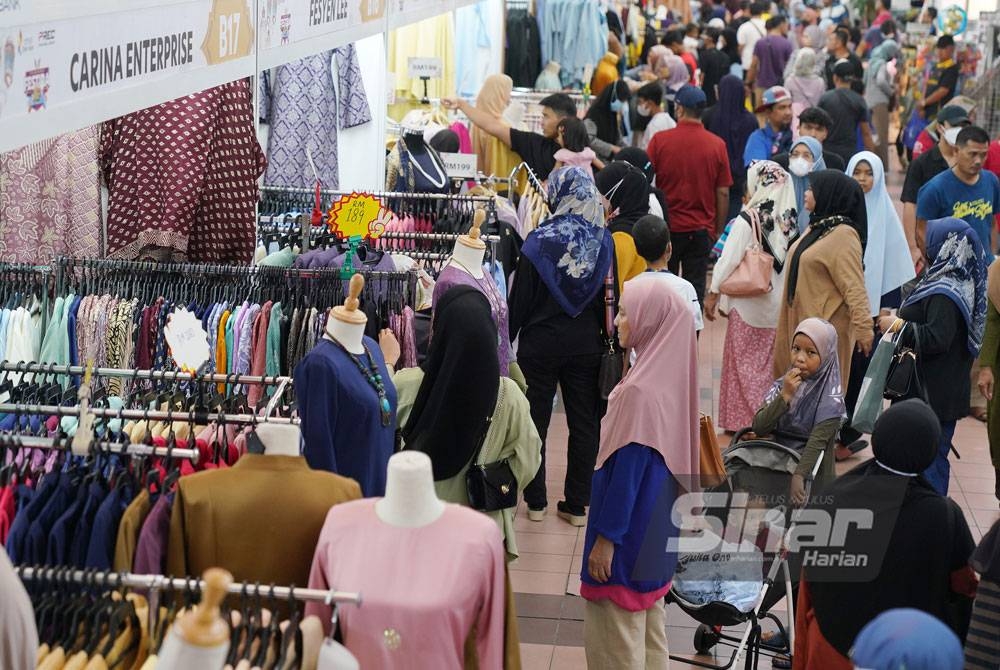 Keadaan sesak di Kompleks PKNS Shah Alam berikutan orang ramai yang berbelanja pada saat akhir sempena Aidilfitri pada Ahad. - Foto Sinar Harian/ROSLI TALIB