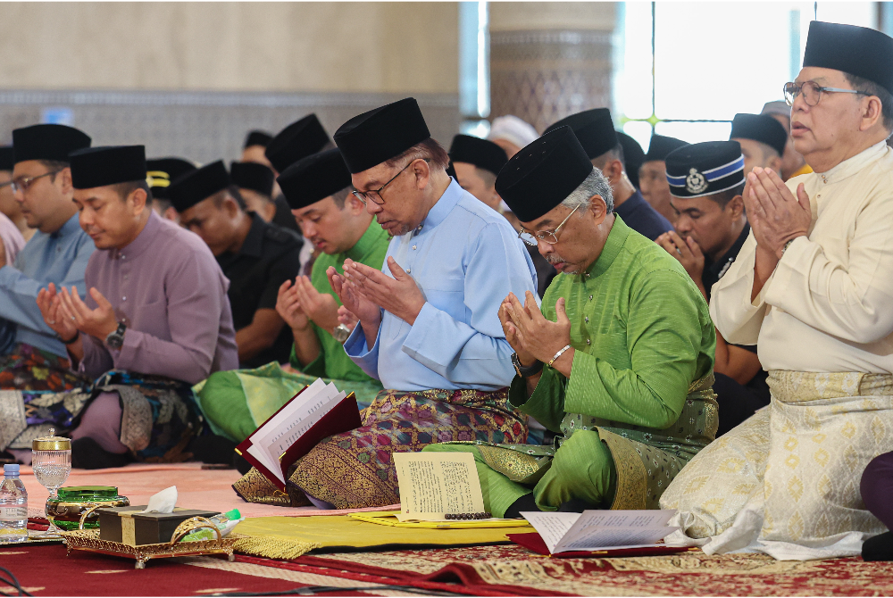 Yang di-Pertuan Agong Al-Sultan Abdullah Ri’ayatuddin Al-Mustafa Billah Shah (dua, kanan) berkenan menunaikan solat sunat Aidilfitri di Masjid Negara. -Foto Bernama