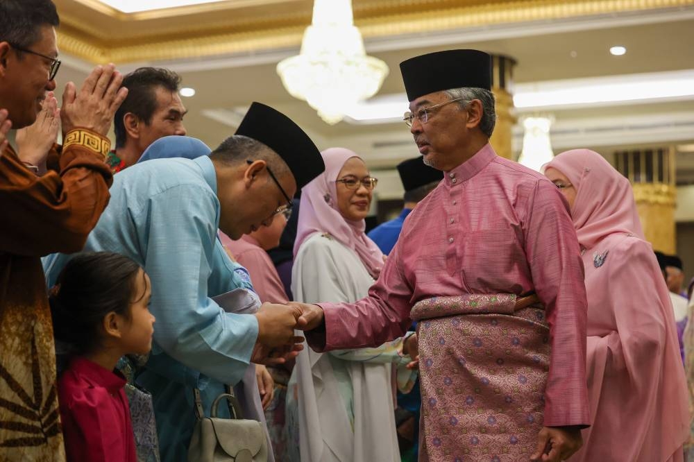 Yang di-Pertuan Agong berkenan beramah mesra bersama tetamu jemputan yang hadir pada Majlis Ramah Mesra Hari Raya Aidilfitri 1444H di Istana Negara. -Foto Bernama