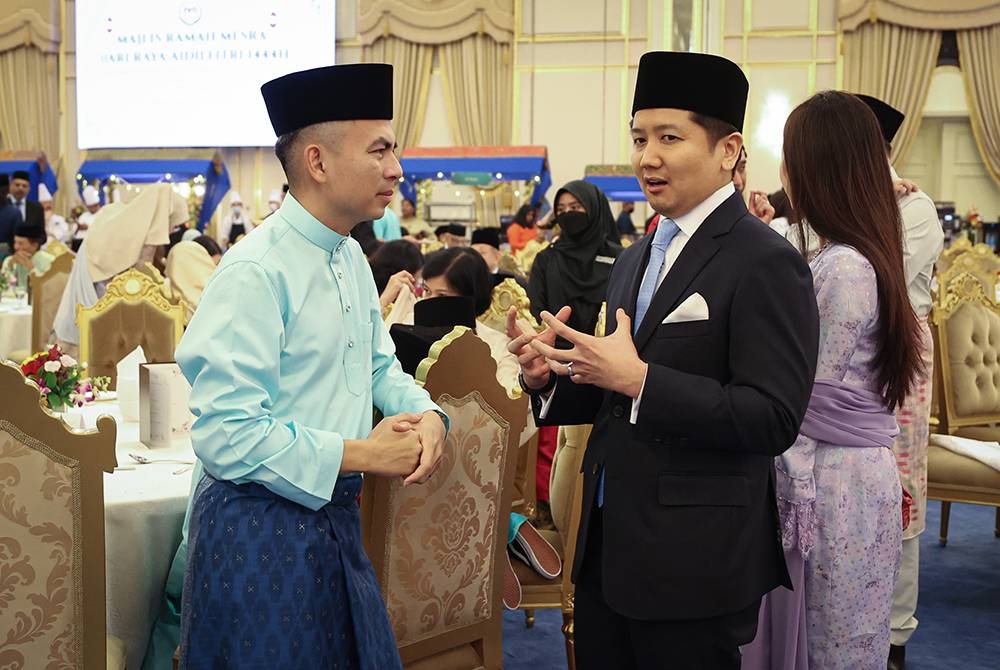 Fahmi (kiri) berbual bersama Timbalan Menteri Sains dan Teknologi, Datuk Arthur Joseph Kurup pada Majlis Ramah Mesra Hari Raya Aidilfitri 1444H Yang di-Pertuan Agong bersama erdana Menteri, Anggota Jemaah Menteri, Ketua- Ketua Perwakilan Asing, Kerabat dan Dif-Dif Kenamaan di Istana Negara pada Sabtu. - Foto Bernama