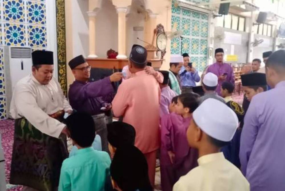 Kira-kira 500 kanak-kanak di bawah 12 tahun menerima duit raya daripada pihak pengurusan masjid ini. - Astro AWANI