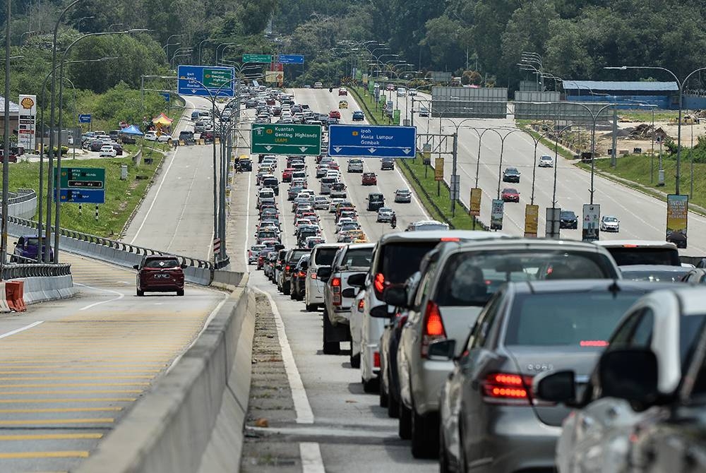 Aliran trafik menuju ke Plaza Tol Gombak dilihat agak sesak susulan orang ramai memulakan pergerakan untuk pulang ke kampung halaman sempena Hari Raya Aidilfitri. - Foto Bernama