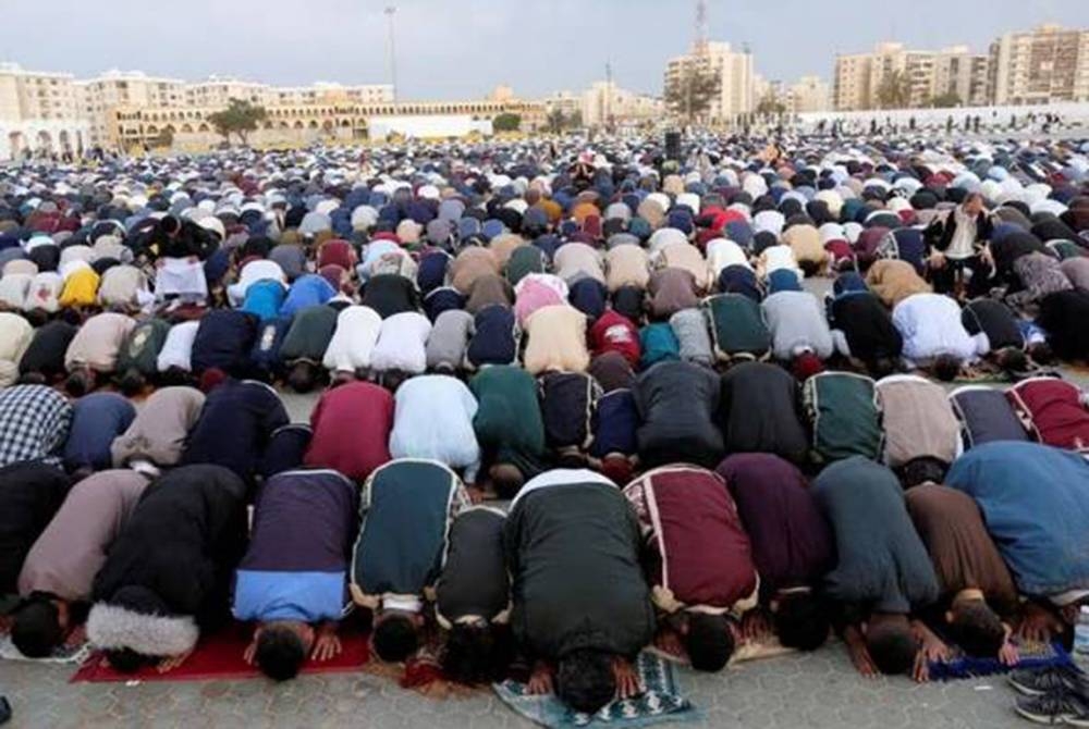 Orang ramai menghadiri solat sunat Aidilfitri di Benghazi, Libya pada 21 April. - Foto REUTERS/Esam Omran Al-Fetori