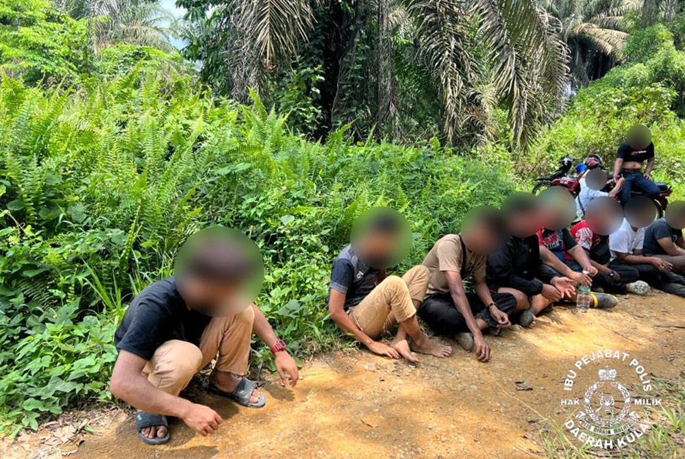 Sebahagian daripada mat rempit yang menyerah diri selepas bersembunyi dalam kawasan semak dan kelapa sawit selepas diburu polis dalam operasi khas di Kilometer 7 Jalan Kulai-Kota Tinggi, Kulai pada Sabtu.