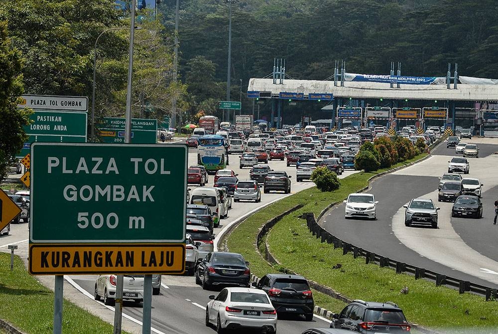 Trafik mula perlahan sebelum Plaza Tol Gombak dari arah Batu Caves dan bilangan kenderaan dijangka bertambah menjelang tengah hari.(Gambar hiasan) - Foto Bernama