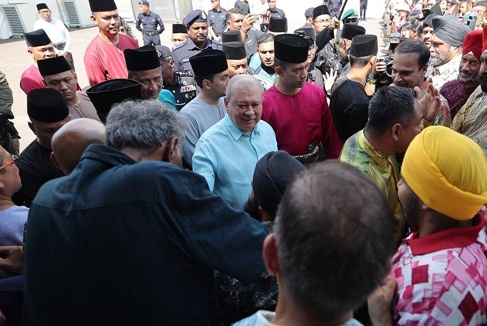 Sultan Johor, Sultan Ibrahim Almarhum Sultan Iskandar berkenan bersalaman dengan rakyat jelata pada Majlis Rumah Terbuka di Istana Besar Johor, pada Ahad. Turut hadir, Menteri Besar Johor, Datuk Onn Hafiz Ghazi. - Foto Bernama