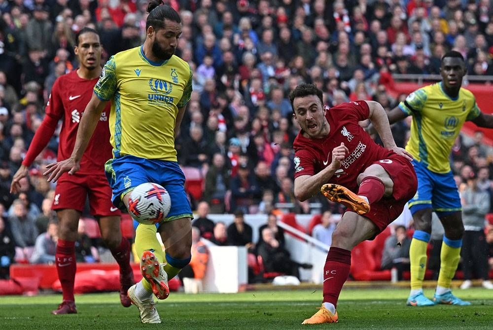 Jota (dua dari kanan) ketika melakukan rembatan untuk gol kedua Liverpool semasa berdepan Nottingham Forest di Anfield. - Foto AFP