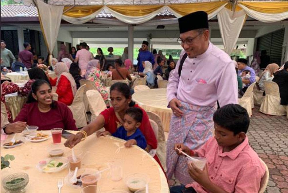 Ahmad Faizal ditemui ketika majlis sambutan Hari Raya Aidilfitri keluarga Datuk Mohd Radzi Manan dan Datuk Normah Hanum di Tambun Height, di Tambun, hari ini. - Foto Awani