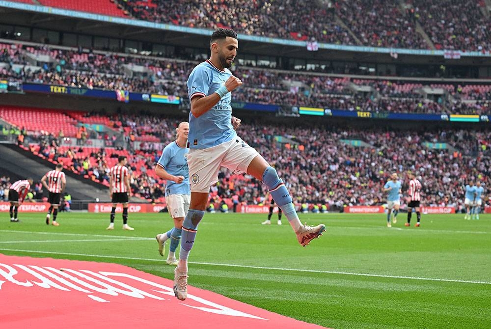 Riyad Mahrez (kanan) meraikan jaringan ketiga ketika berdepan Sheffield United dalam aksi separuh akhir Piala FA di Wembley. - Foto AFP