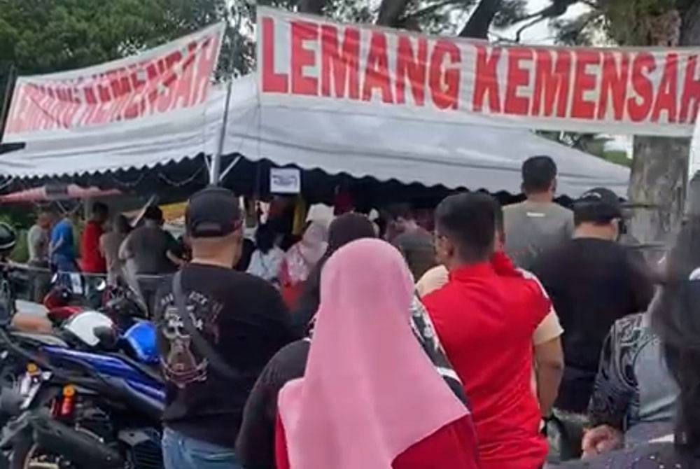 Orang beratur panjang bagj mendapatkan Lemang Kemensah.