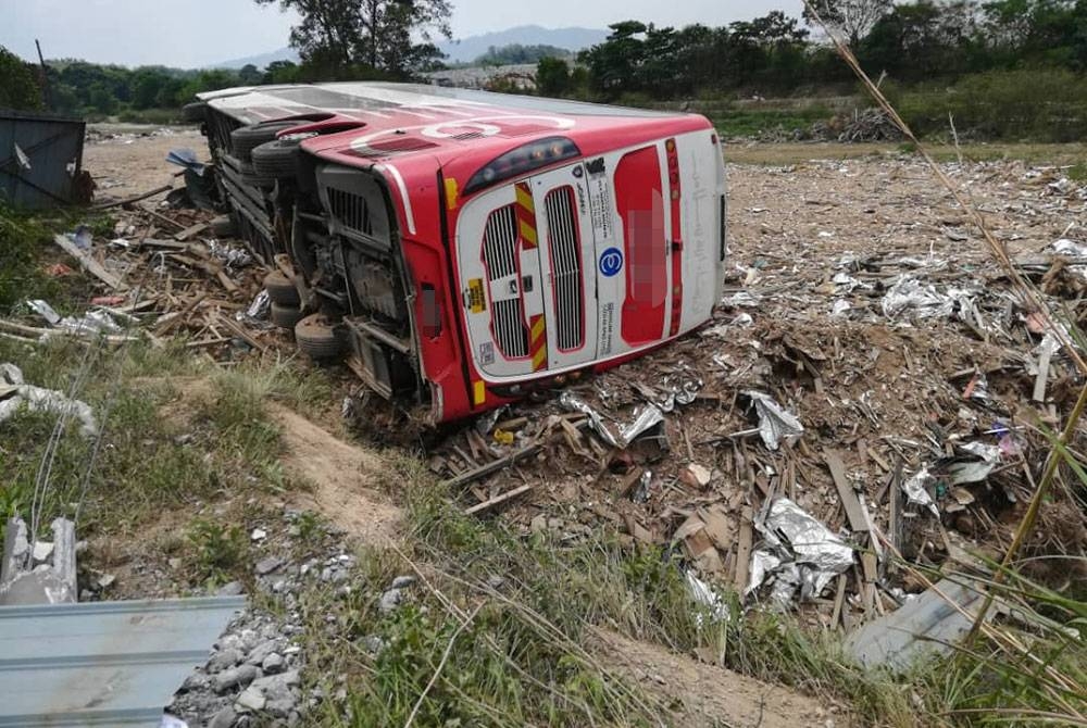 Keadaan bas dipandu mangsa selepas terlibat nahas di di Kilometer 21, Jalan Kuala Terengganu-Kota Bharu, dekat Sungai Ikan, di Kuala Terengganu, tengah hari Jumaat.