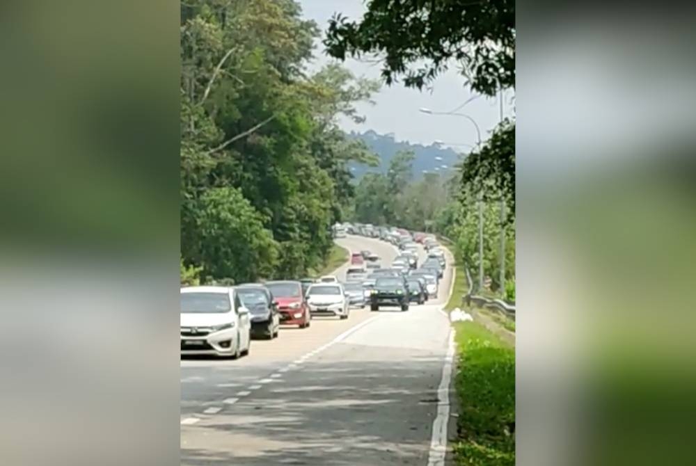 Jalan Seremban-Simpang Pertang sesak sejak Sabtu selepas ia menjadi laluan alternatif dan pilihan pengguna jalan raya untuk ke Pantai Timur.