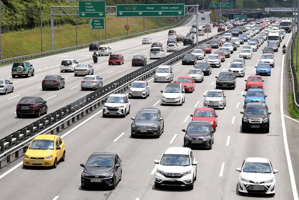 Aliran trafik di kedua-dua arah Lebuhraya Utara-Selatan menunjukkan pertambahan kenderaan susulan orang ramai mengambil peluang berkunjung ke rumah sahabat handai dan sanak saudara sempena perayaan Hari Raya Aidilfitri ketika tinjauan berhampiran Plaza Tol Nilai, hari ini. - Foto Bernama