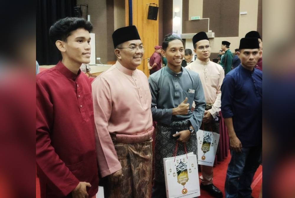 Muhammad Sanusi (dua dari kiri) bergambar bersama mahasiswa di Program Ramah Mesra Aidilfitri Mahasiswa bersama Menteri Besar Kedah.