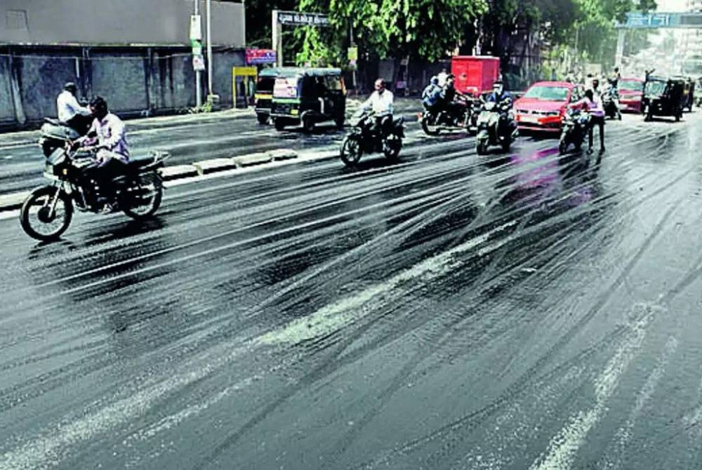 Permukaan jalan mengeluarkan cecair.