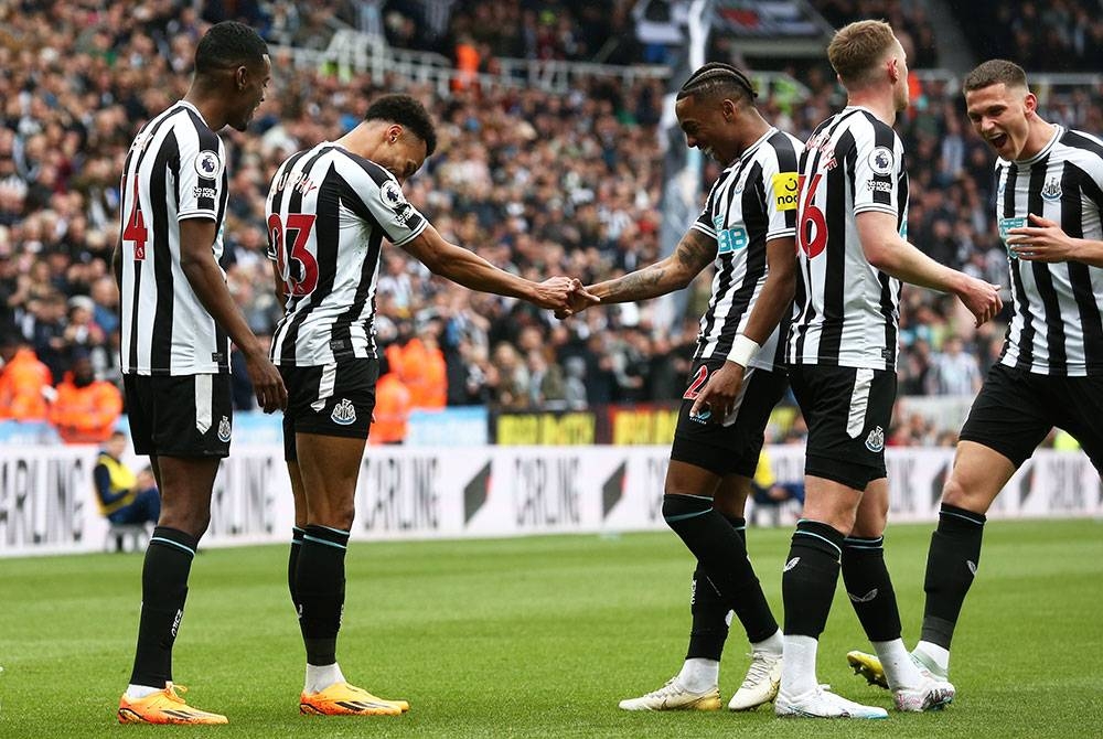 Penyerang Newcastle, Jacob Murphy (dua dari kiri) meraikan jaringannya bersama Joe Willock (tiga dari kanan) di St James&#039; Park pada Ahad.