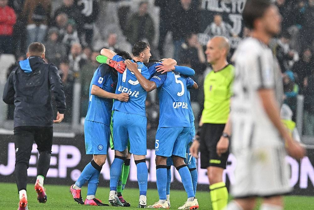 Barisan pemain Napoli meraikan kemenangan ke atas Juventus dalam aksi Serie A di Turin pada awal pagi Isnin.