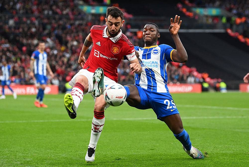 Tonggak Manchester United, Bruno Fernandes ketika berdepan asakan pemain Brighton dalam perlawanan Piala FA di Stadium Wembley.