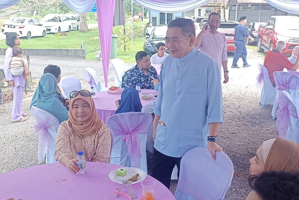 Salahuddin beramah mesra dengan pengunjung yang hadir ke majlis terbuka di kampung halamannya di Serkat Pontian pada Isnin.