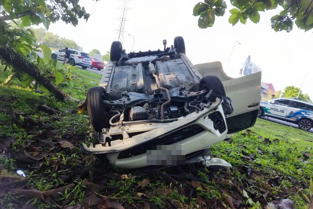 Keadaan kereta dinaiki tiga beranak terbalik selepas dipercayai dilanggar dari arah belakang.