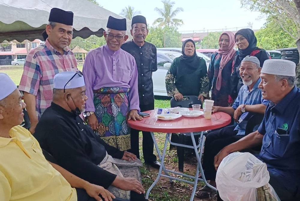 Abdul Muthalib (empat dari kiri) beramah mesra dengan tetamu yang hadir memeriahkan rumah terbuka di kediamannya di Alor Setar pada Isnin.