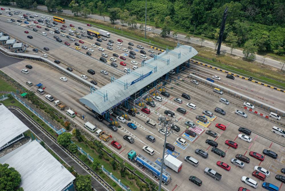 Pemandangan udara keadaan aliran trafik semasa di Plaza Tol Gombak menghala ke pusat bandar Kuala Lumpur menunjukkan pertambahan kenderaan berikutan orang ramai mula pulang ke destinasi masing-masing selepas cuti umum sempena Hari Raya Aidilfitri yang berakhir, pada Isnin.