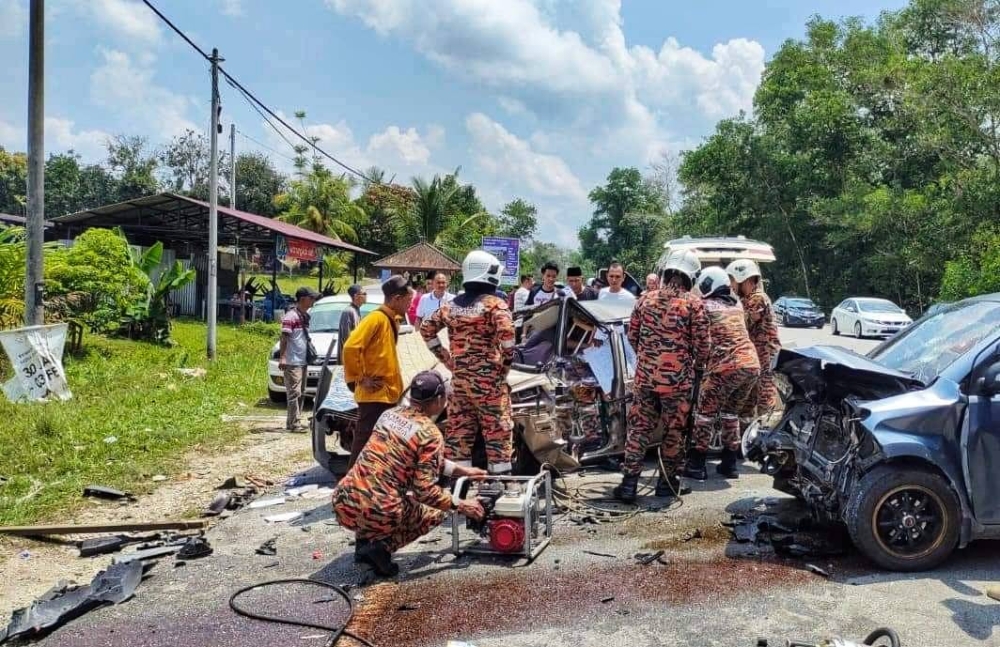 Seorang wanita cedera parah manakala enam lagi cedera ringan dalam kemalangan melibatkan dua kenderaan di Kilometer 8, Jalan Jerantut-Temerloh, kira-kira jam 12 tengah hari pada Ahad. - Foto ihsan PDRM