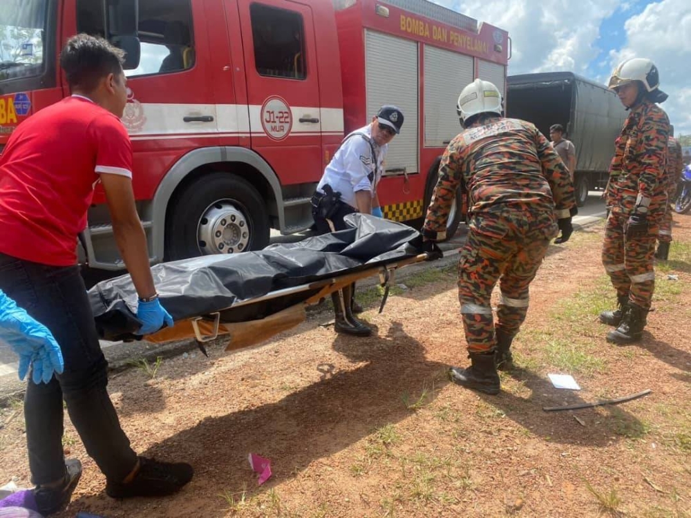 Anggota bomba mengangkat warga emas maut selepas terlibat dalam kemalangan melibatkan empat kenderaan di Kilometer 80, Jalan Johor Bharu-Ayer Hitam dekat Kluang pada Isnin. - Foto ihsan bomba Johor